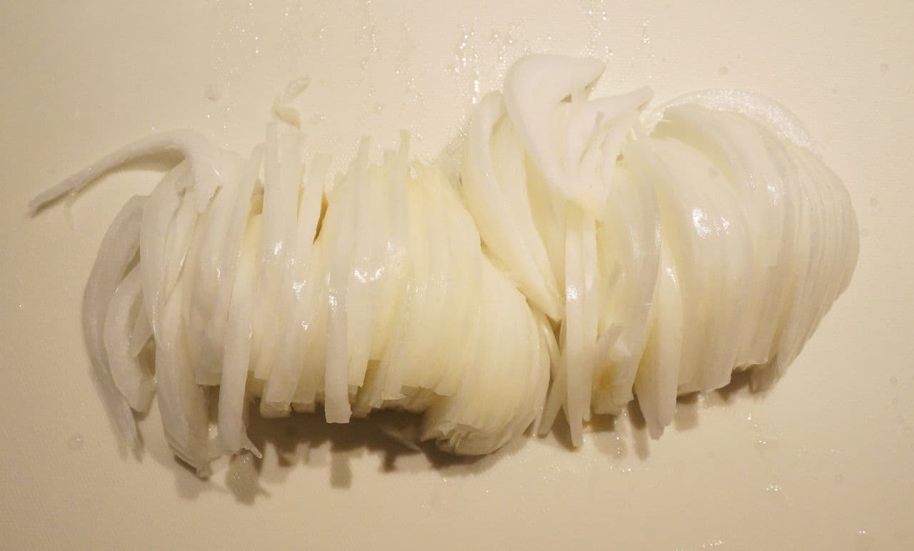 Sliced fresh onion