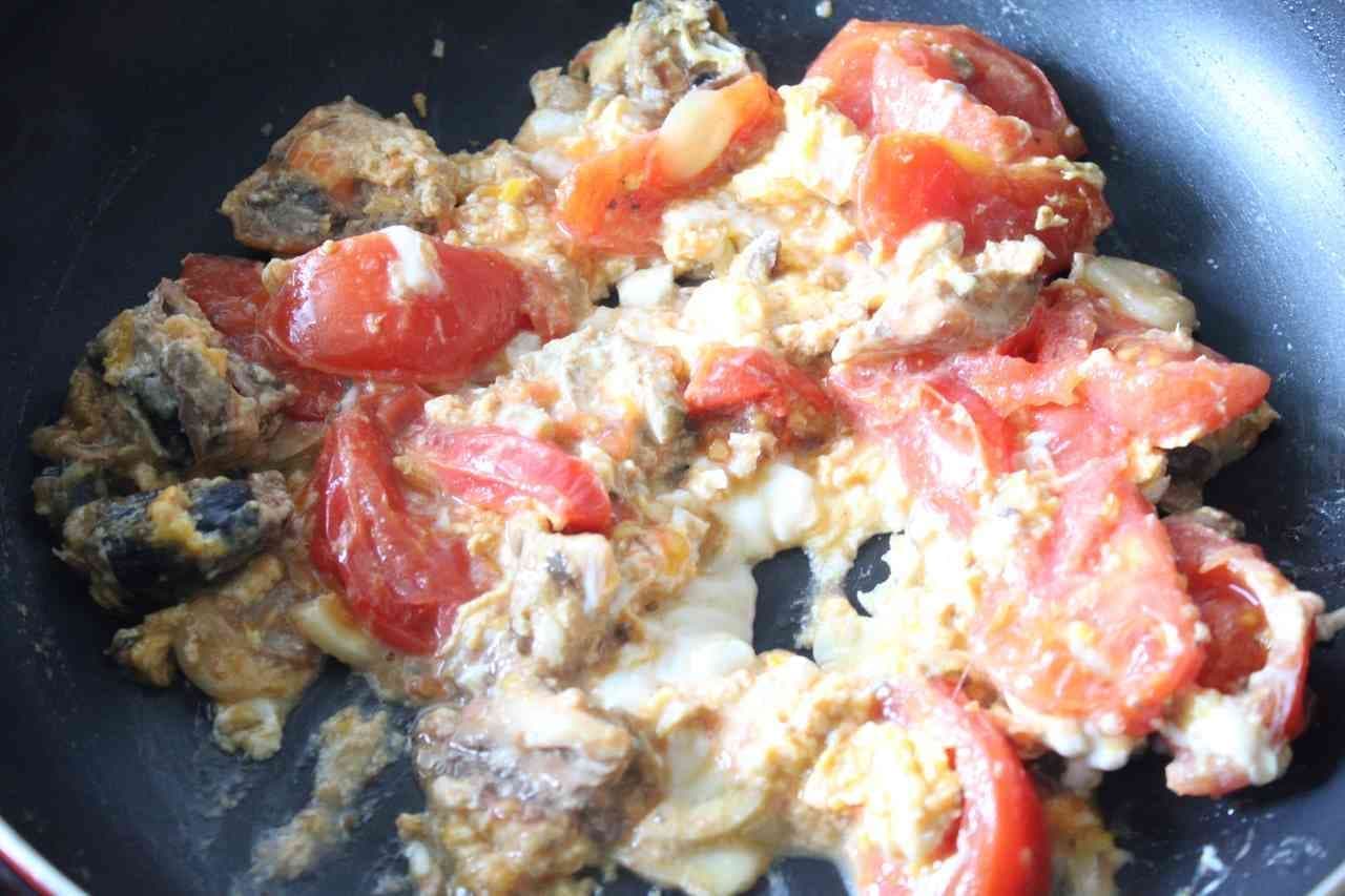 Fried mackerel can and tomato with egg