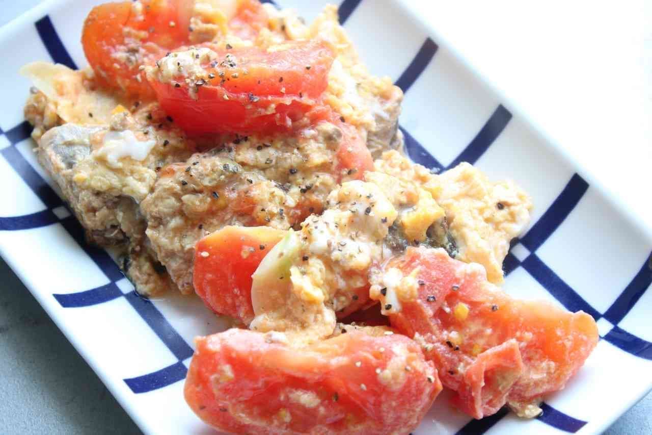 Fried mackerel can and tomato with egg