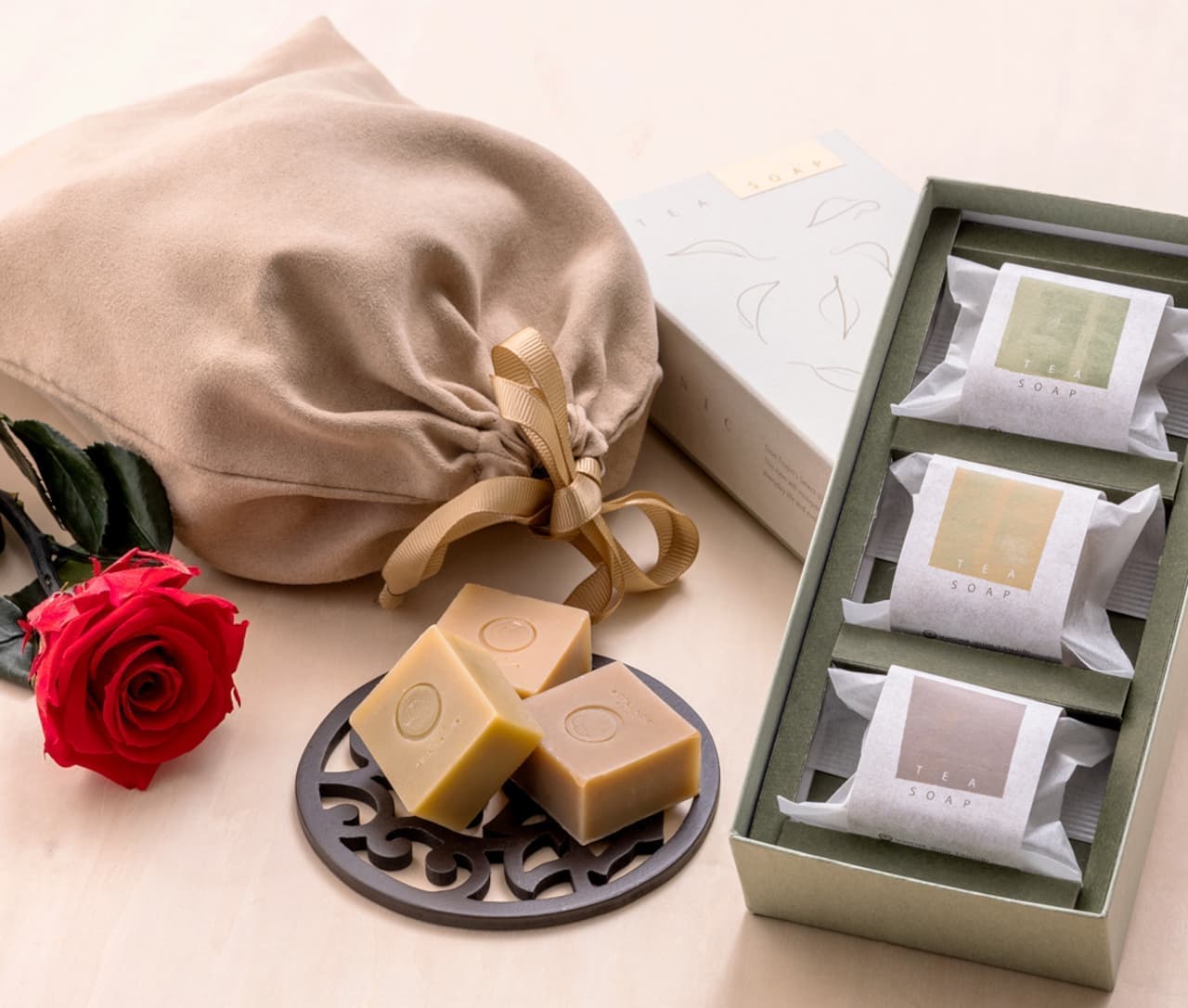 Gion Tsujiri "Uji Tea and Matcha Confectionery Set with Carnations" "Mother's Day Gift of Flowers and Tea