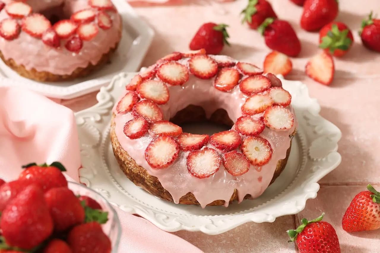 The "Tobikkyo! Strawberry MORI Chocolate Ring (Heart)" from Heart Bread Antiques