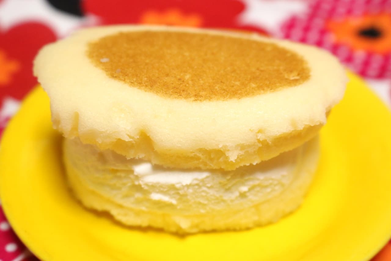 実食「ヤマザキ 北海道チーズ蒸しケーキのチーズクリームサンド」