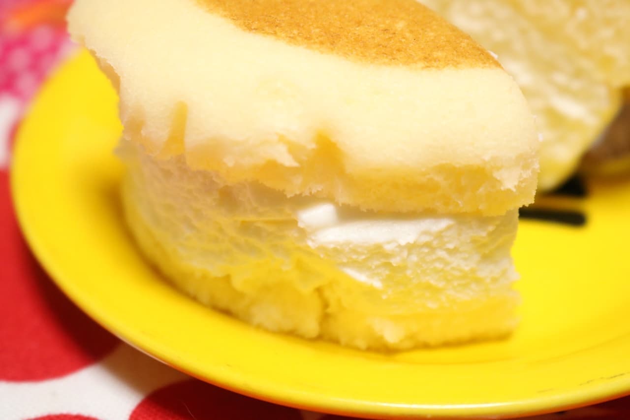 実食「ヤマザキ 北海道チーズ蒸しケーキのチーズクリームサンド」