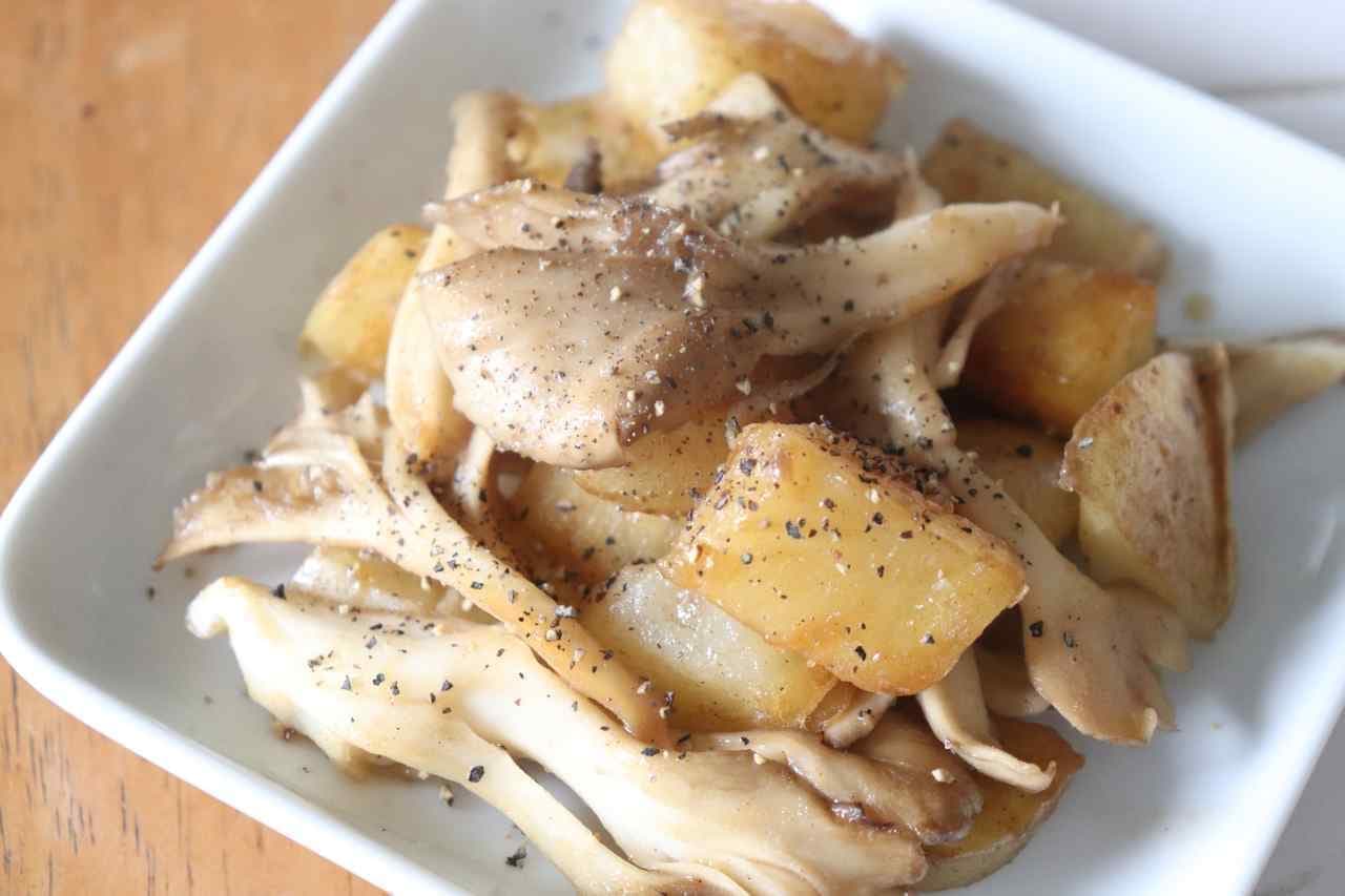 Sauteed maitake mushrooms and potatoes with butter and soy sauce
