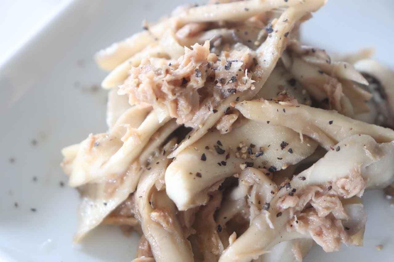 Sauteed maitake mushrooms and tuna with garlic