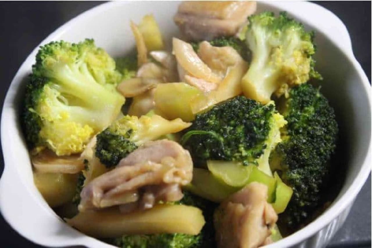 simmered chicken and broccoli with sweet and spicy sauce
