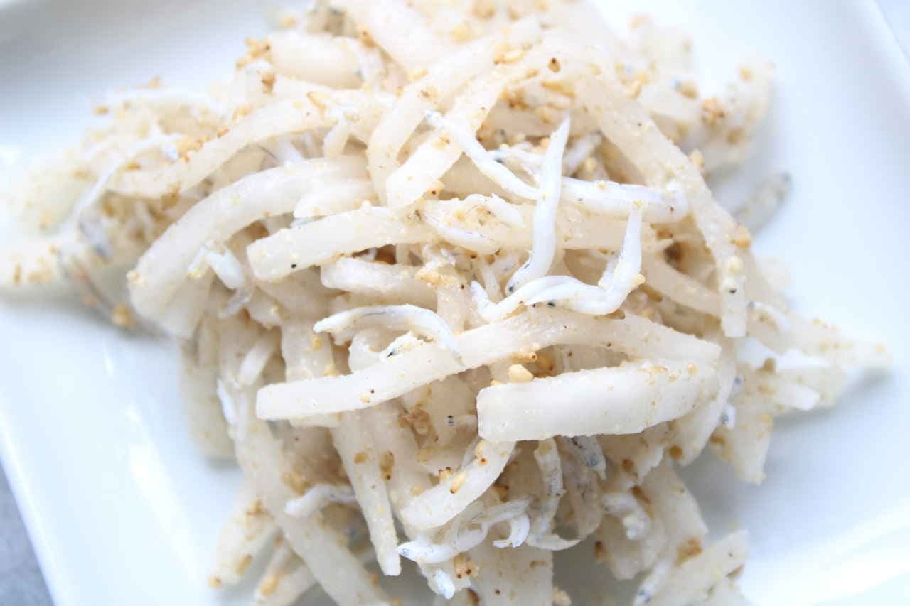 Recipe for "Daikon radish and baby sardine with sesame vinegar
