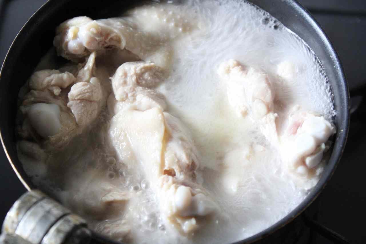 新玉ねぎと鶏手羽元のバター蒸し煮