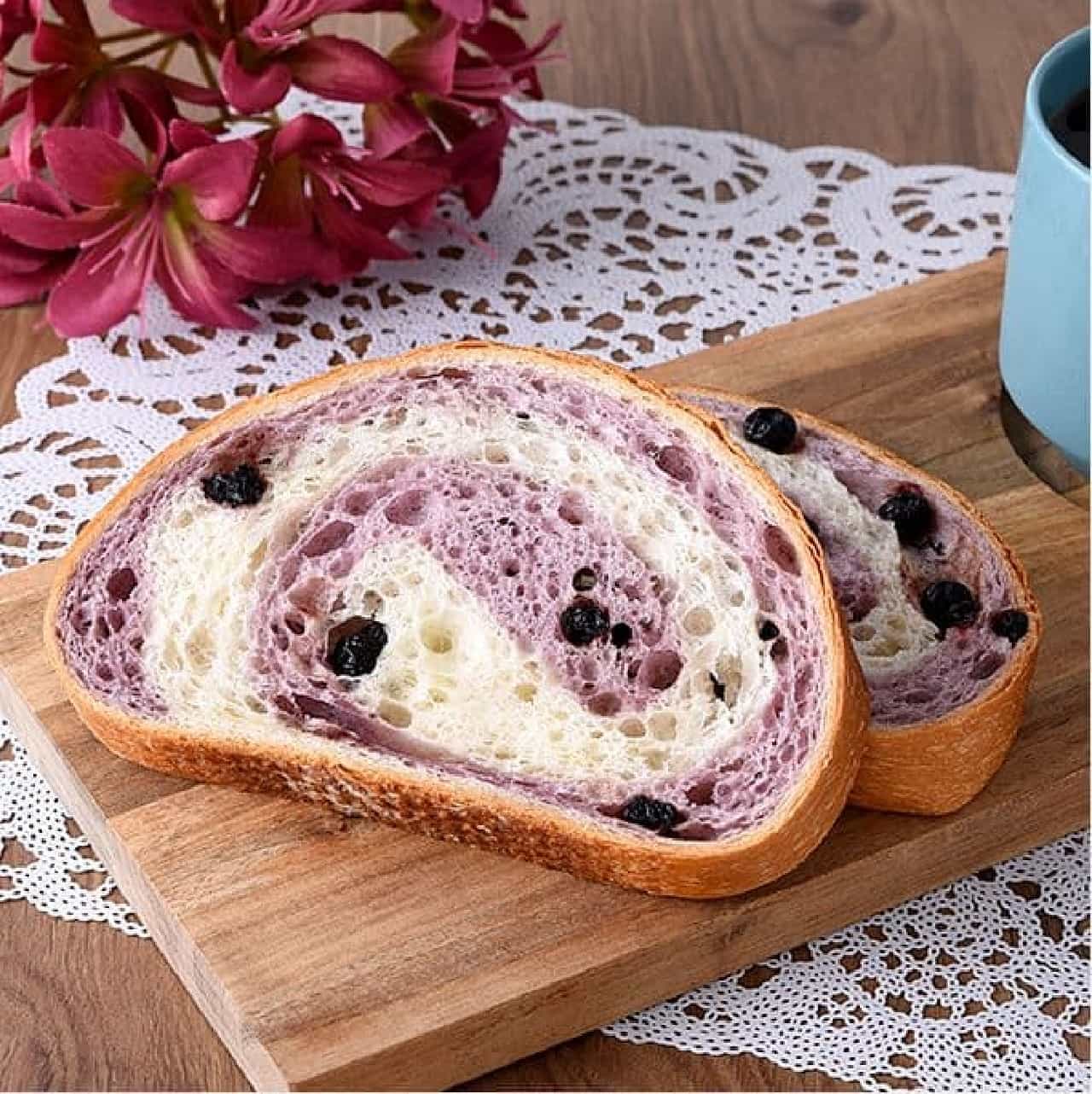 FamilyMart "2 pieces of chunky blueberry French bread"