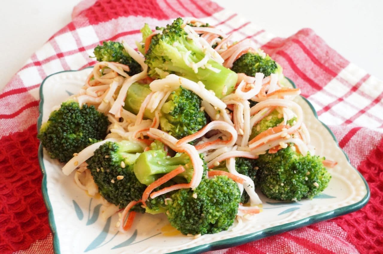 Simple recipe for "Chinese Salad with Broccoli and Crab Cake