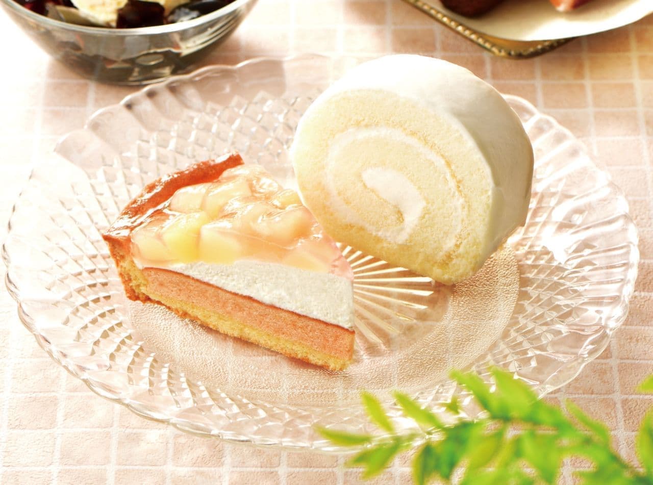 Cafe de Crié "Peach Tart" and "White Roll Cake - using Hokkaido cream cheese
