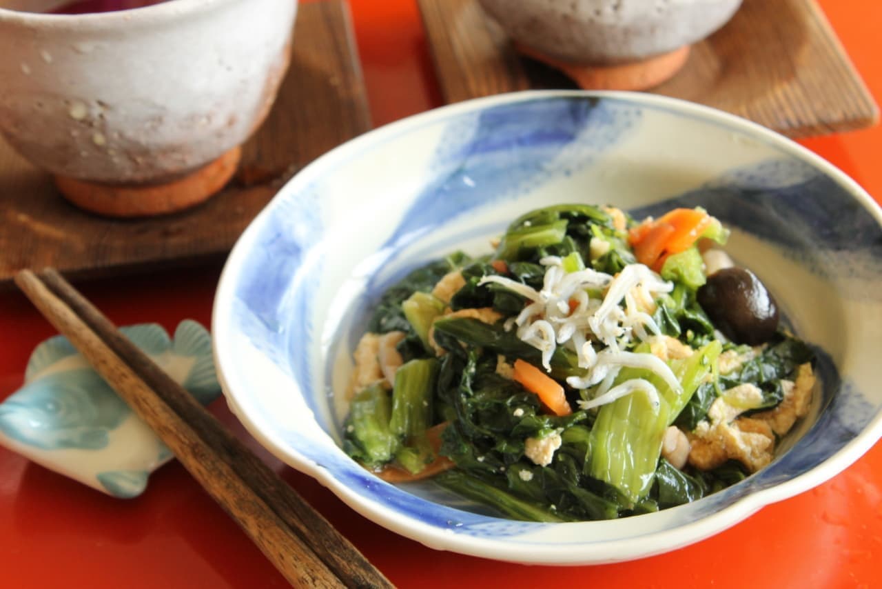 Lawson "Komatsuna and Mushroom Salad with Dashi" (boiled komatsuna and mushrooms in dashi broth)