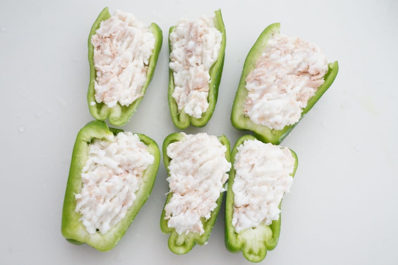 Simple recipe for "Bell Pepper Stuffed with Tuna and Mayo