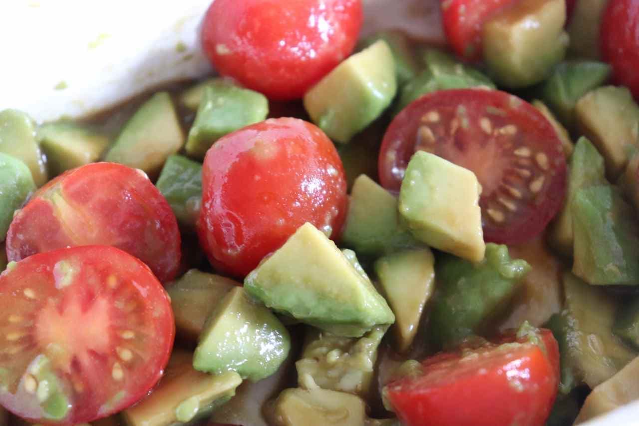 Recipe for "Avocado and Cherry Tomatoes with Mustard and Soy Sauce
