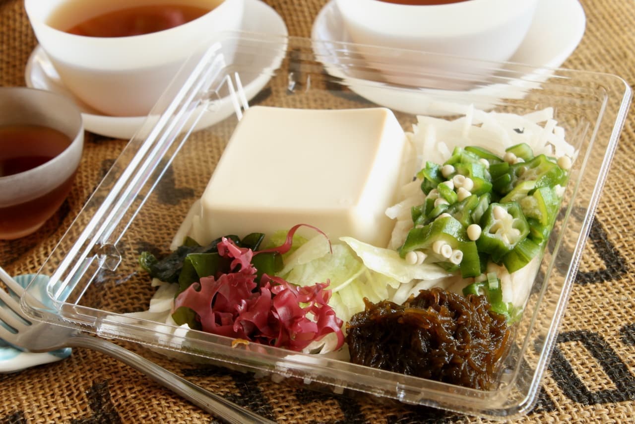 LAWSON "Okinawa Mozuku Tofu Salad" (Okinawan Mozuku Tofu Salad)