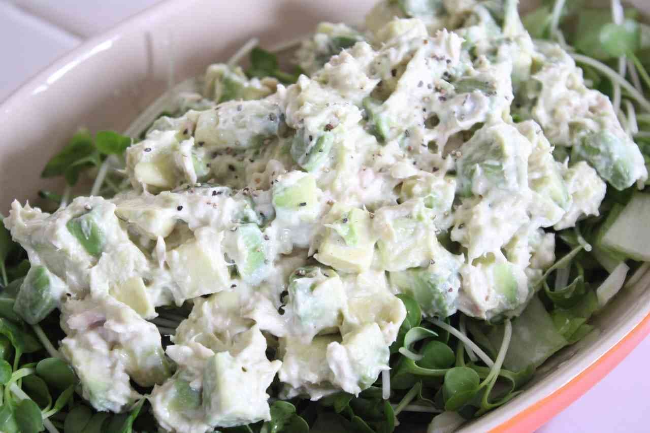 Avocado and tuna salad with wasabi mayo