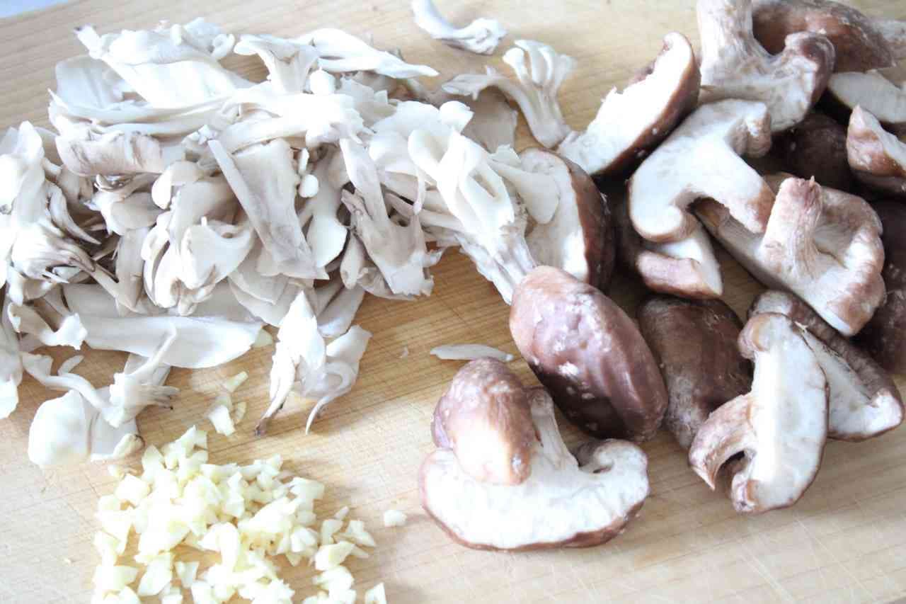 Sauteed mushrooms with peanuts