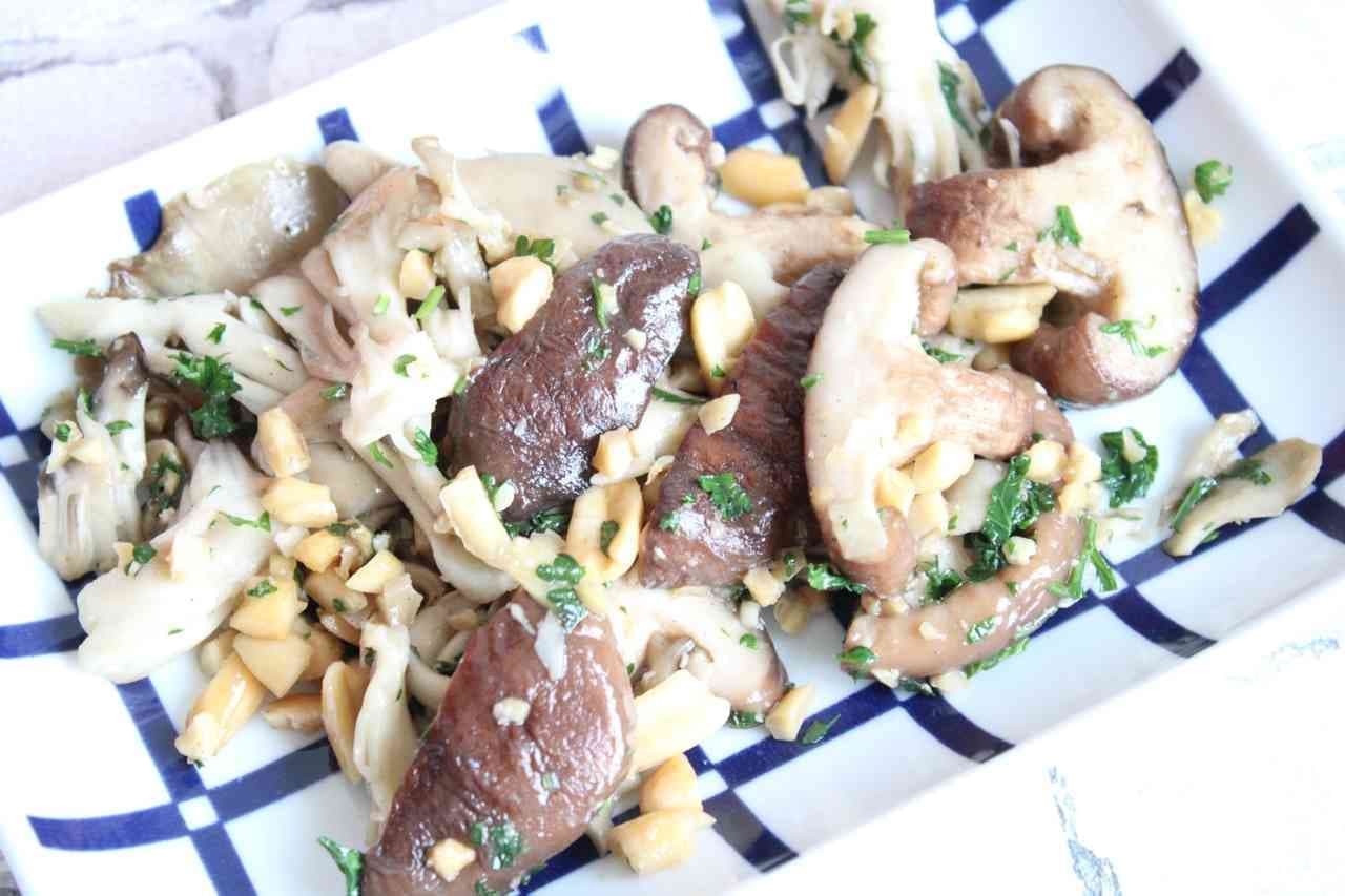 Sauteed mushrooms with peanuts