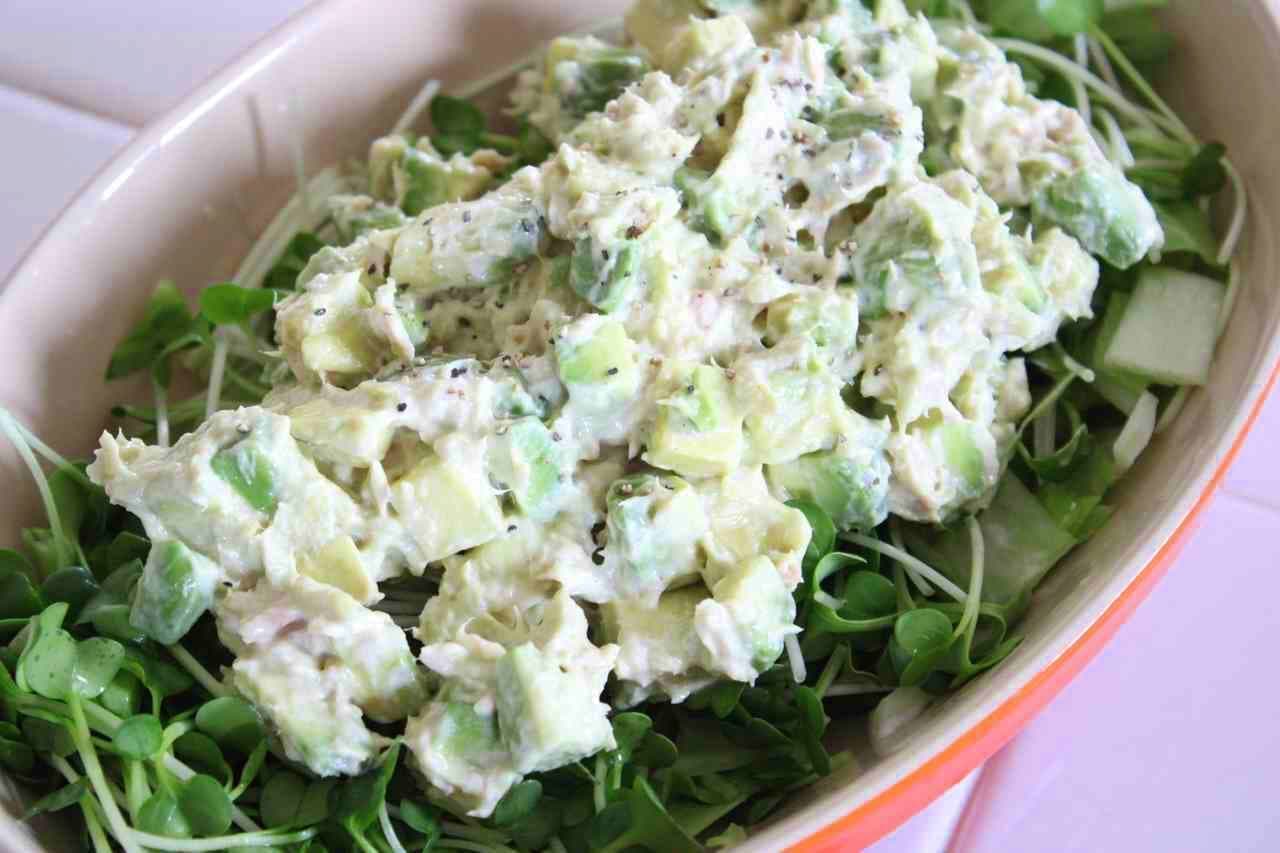 Avocado and tuna salad with wasabi mayo
