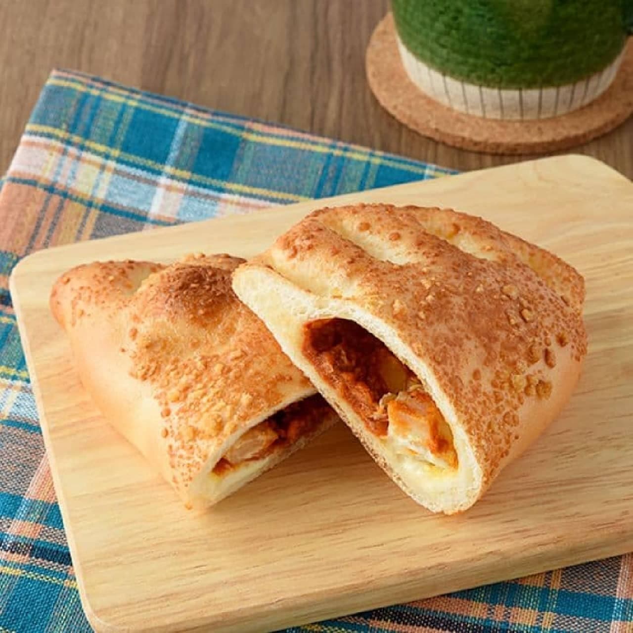 FamilyMart "Wrapped Baked Pizza (Chicken & Tomato)