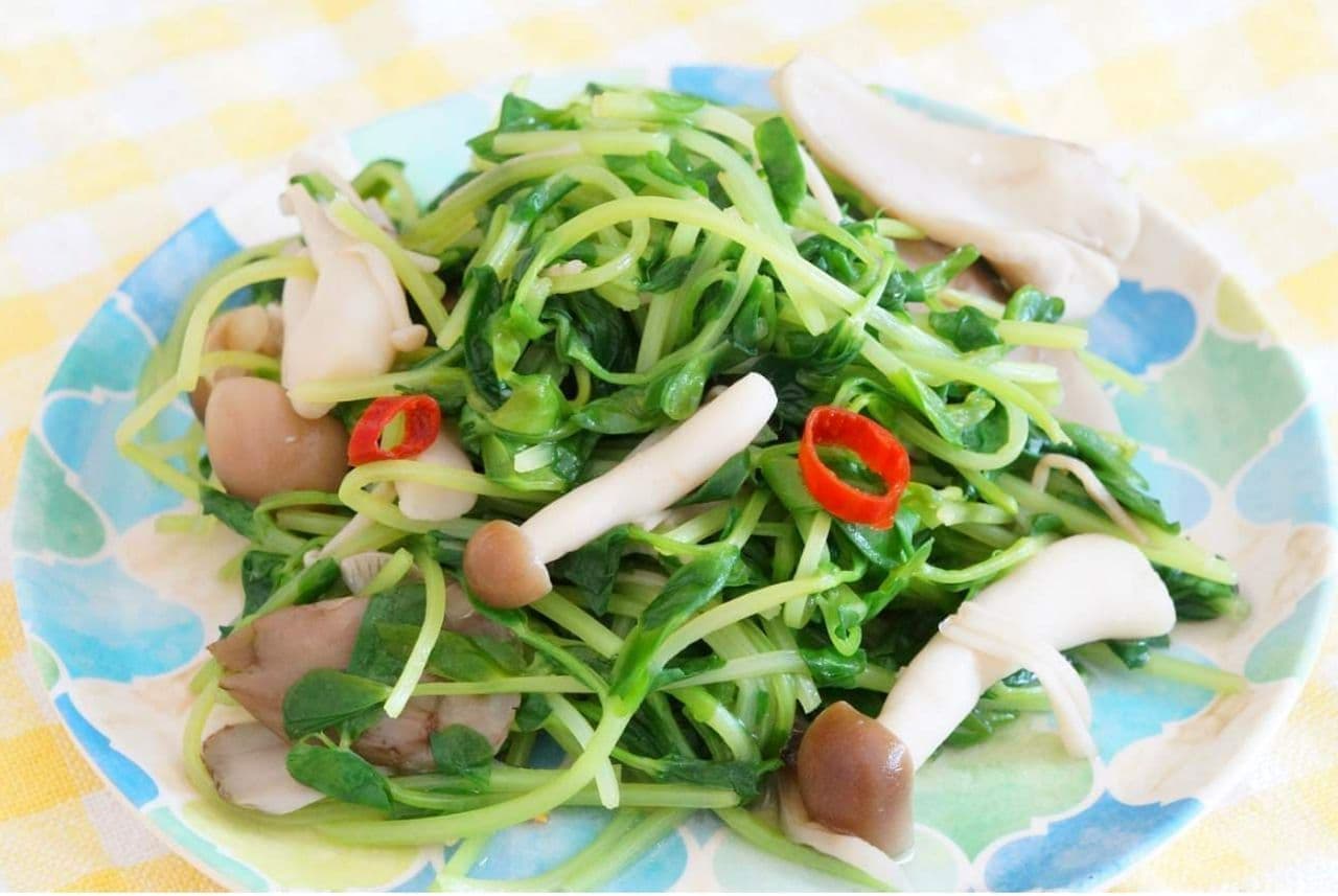 Peperoncino with pea shoots and mushrooms