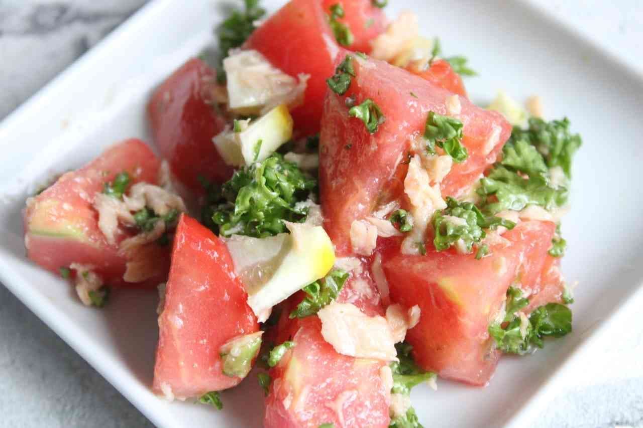 Tomato and parsley lemon salad