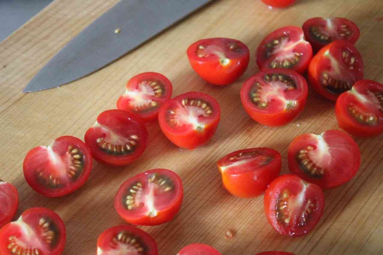 Cherry tomatoes with cream cheese and bonito