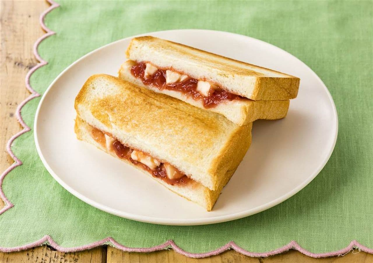 Aohata's "Grilled and Fragrant Strawberry Butter" hot sandwich