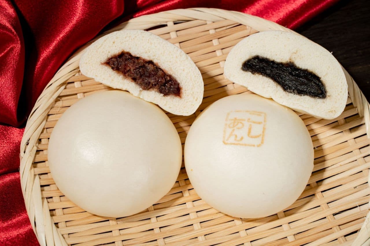 Famima's Chinese steamed buns "Hokkaido Dainagon red bean buns with mashed bean paste" and "Hokkaido red bean buns with sesame paste