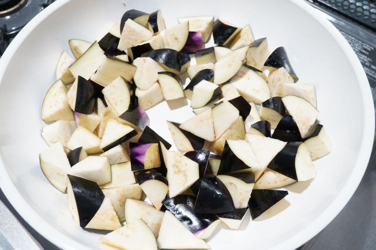 Simple recipe for "Eggplant and deep-fried tofu simmered with ginger