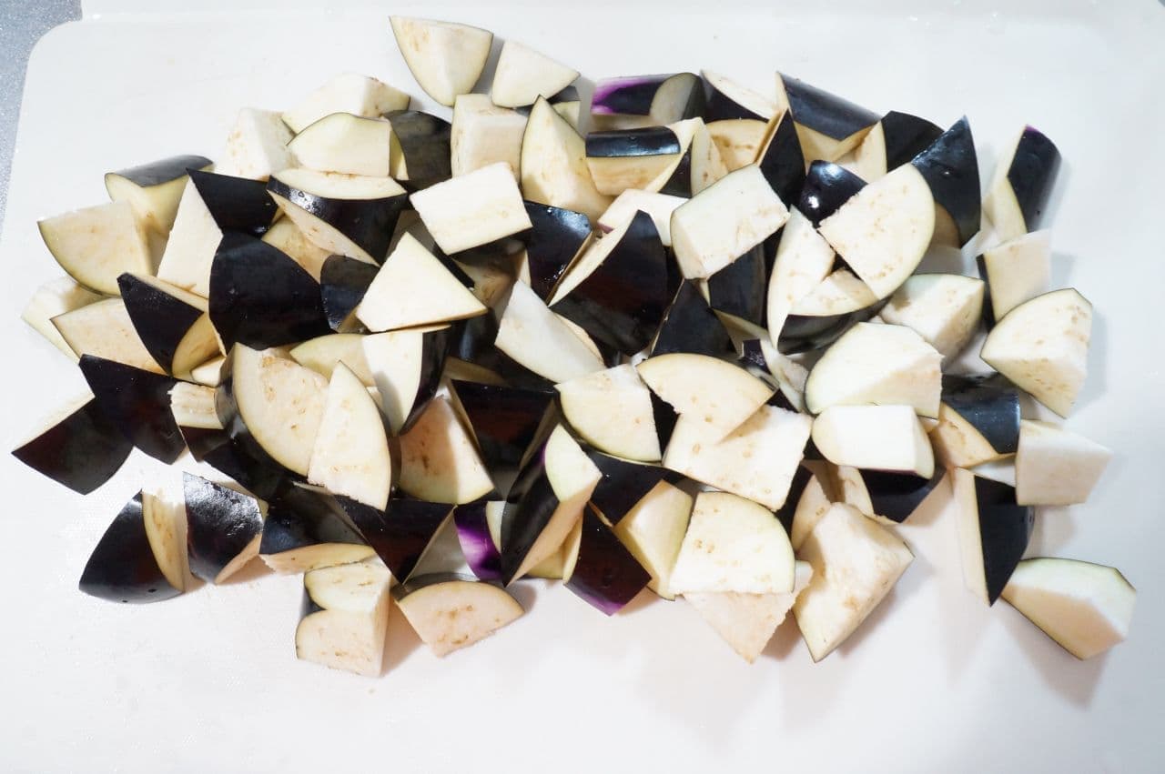 Simple recipe for "Eggplant and deep-fried tofu simmered with ginger