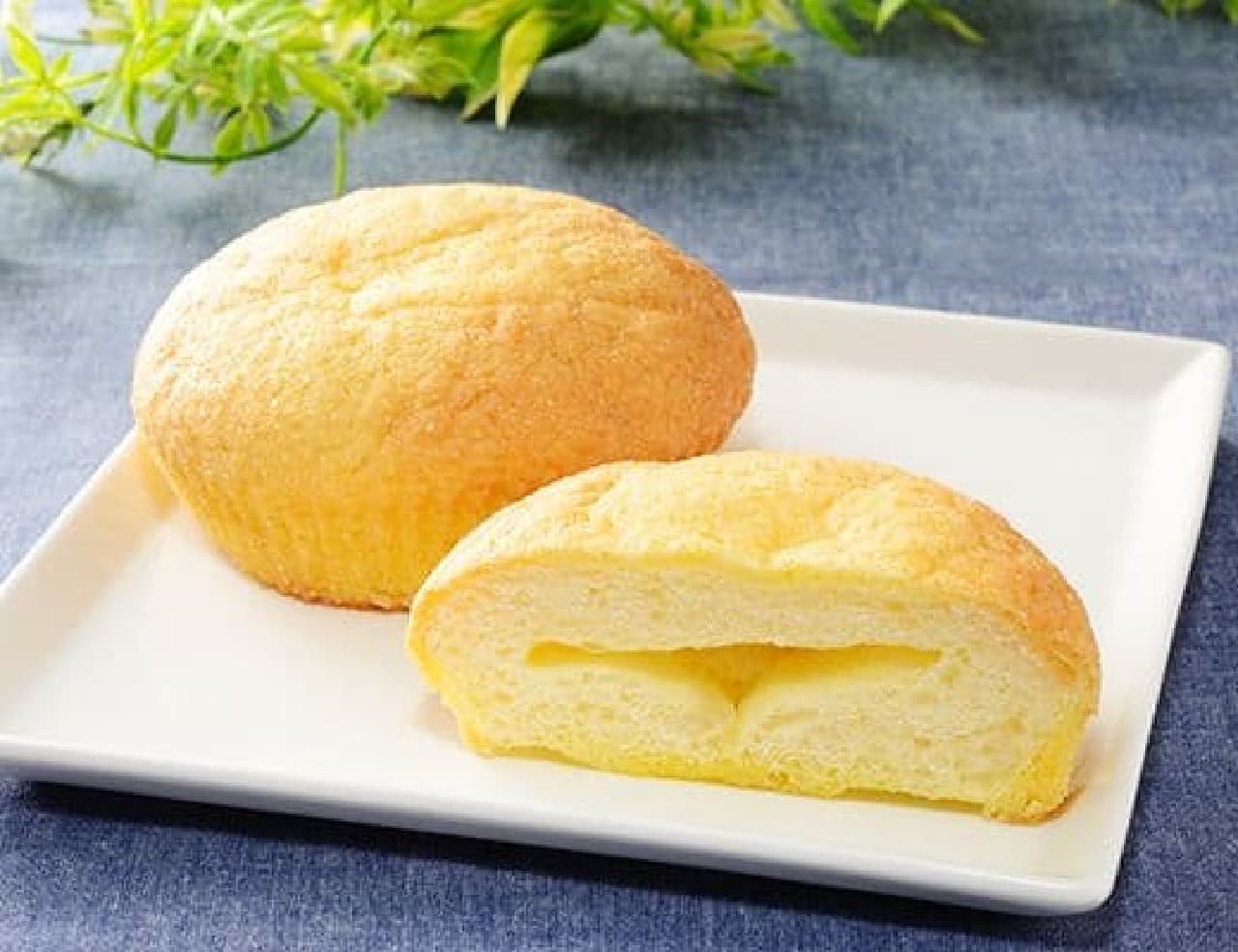 Lawson "Juwa Bata Melon Pan" (melon bread)