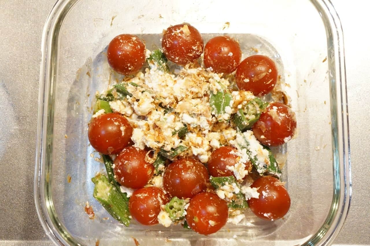 「トマトとオクラのチーズおかか和え」の簡単レシピ