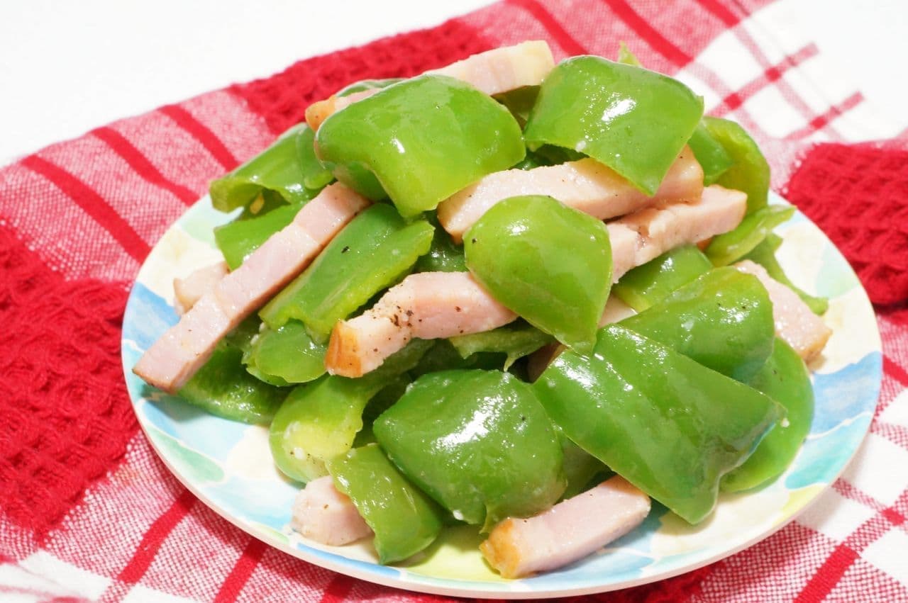 Easy recipe for "Sauteed green pepper and bacon with garlic