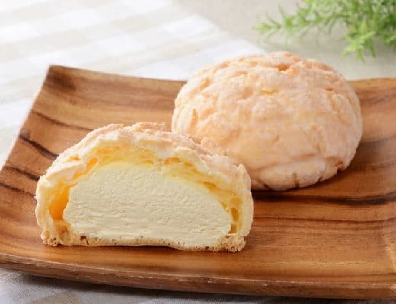 LAWSON "Cream Puffs That Look Like Melon Bread"