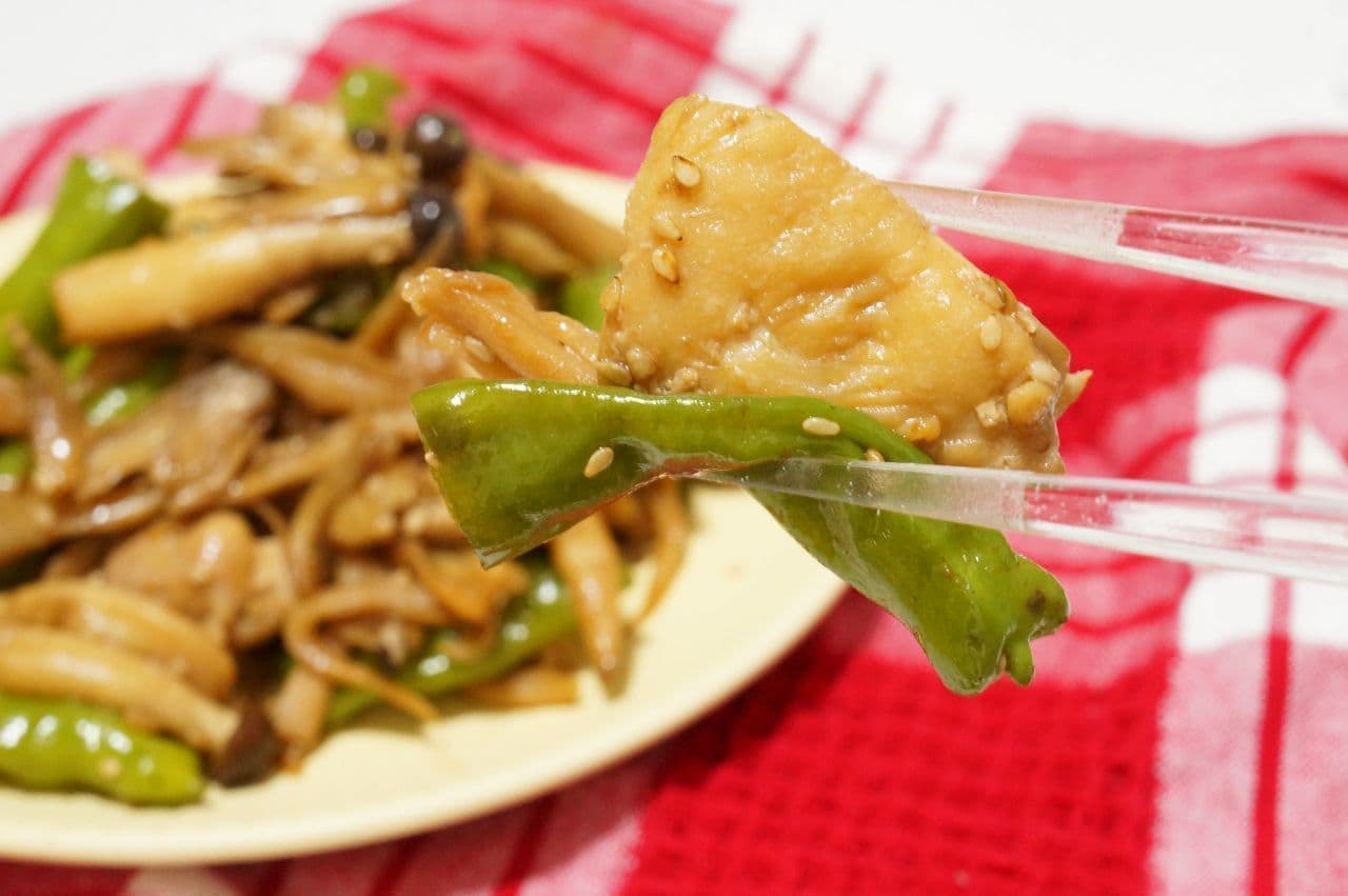 Easy recipe for "Stir-fried chicken, mushrooms and shishito peppers with sweet and spicy sauce