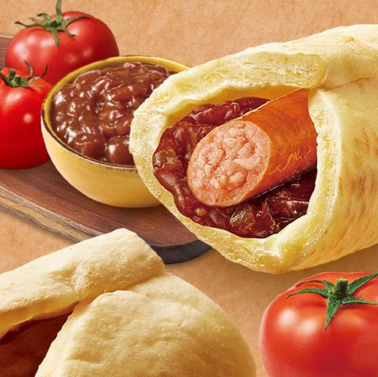 FamilyMart "Pizza Sandwich - Crispy! Juicy! Sausage & BBQ Sauce".