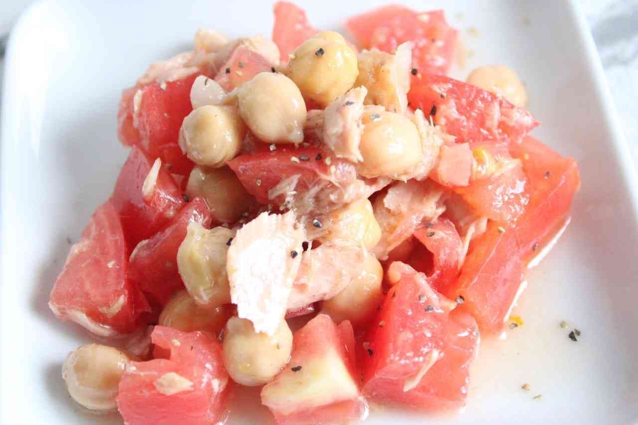 Tomatoes and chickpeas with tuna
