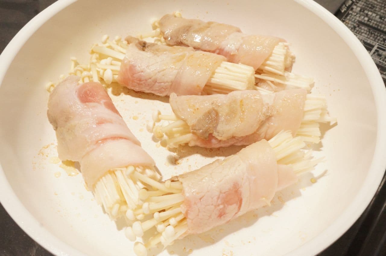 Simple recipe for "Enoki mushrooms wrapped with pork