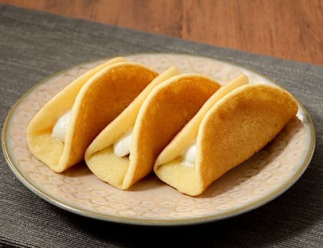 LAWSON "Wrapped Pancakes - 3 pieces with sweet bean paste & whip