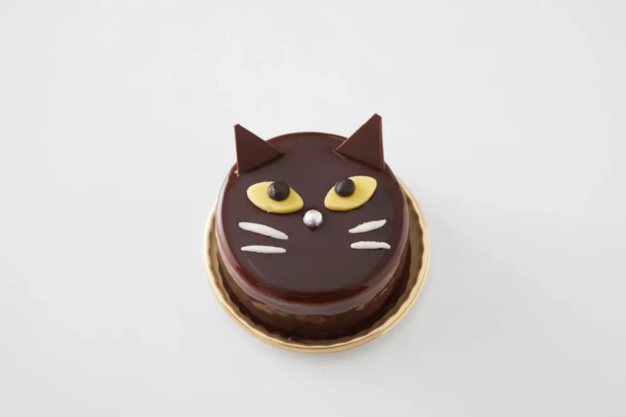 Gâteau de Voyage "Black Cat Cake" and "Pumpkin Mini Pie Crusts".