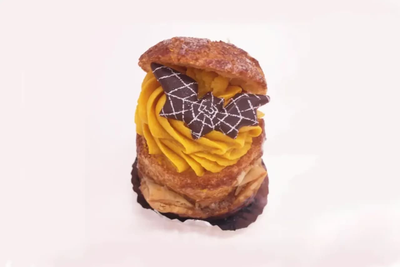 Gâteau de Voyage "Black Cat Cake" and "Pumpkin Mini Pie Crusts".