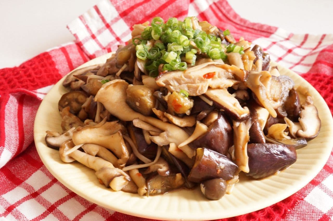 Easy recipe for "Stir-fried eggplant and mushrooms with spicy sauce
