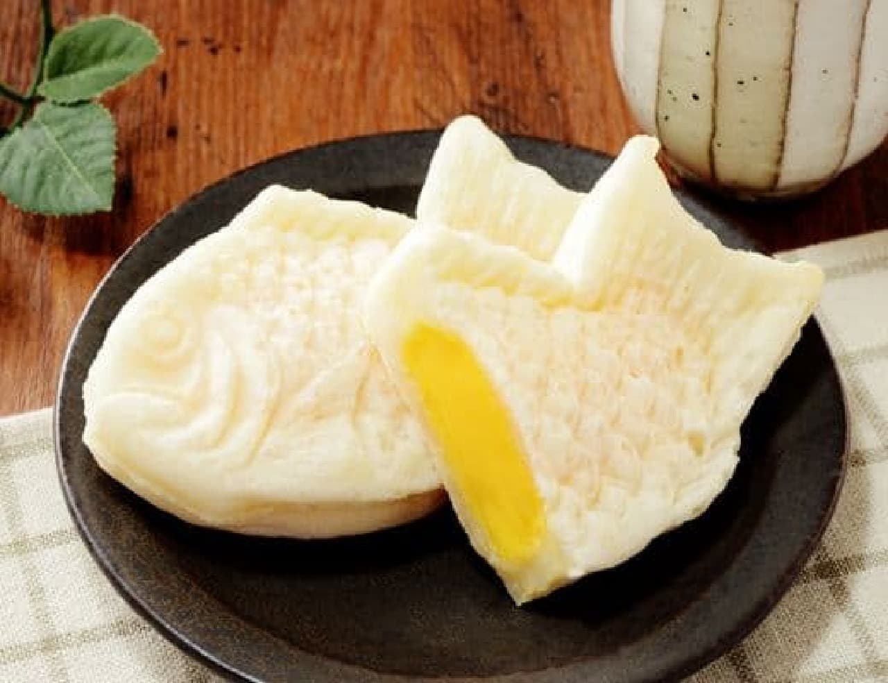 Mochi Tappi (soft, white Taiyaki) Custard