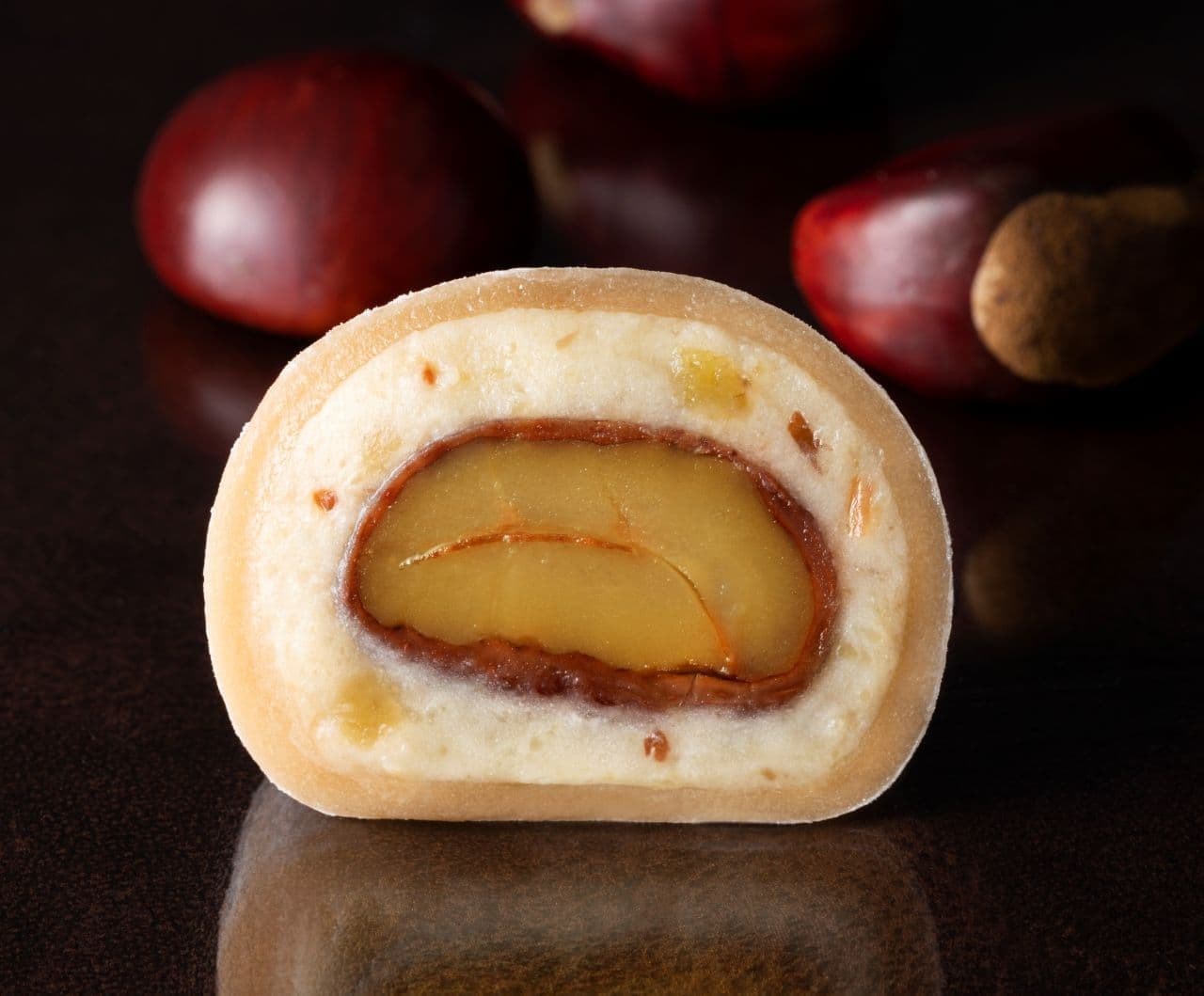 Kameya Mannendo: "Large Japanese Chestnut Daifuku" and "Japanese Chestnut Mont Blanc Daifuku", a luxurious taste of Japanese chestnuts, available in November for a limited time only.
