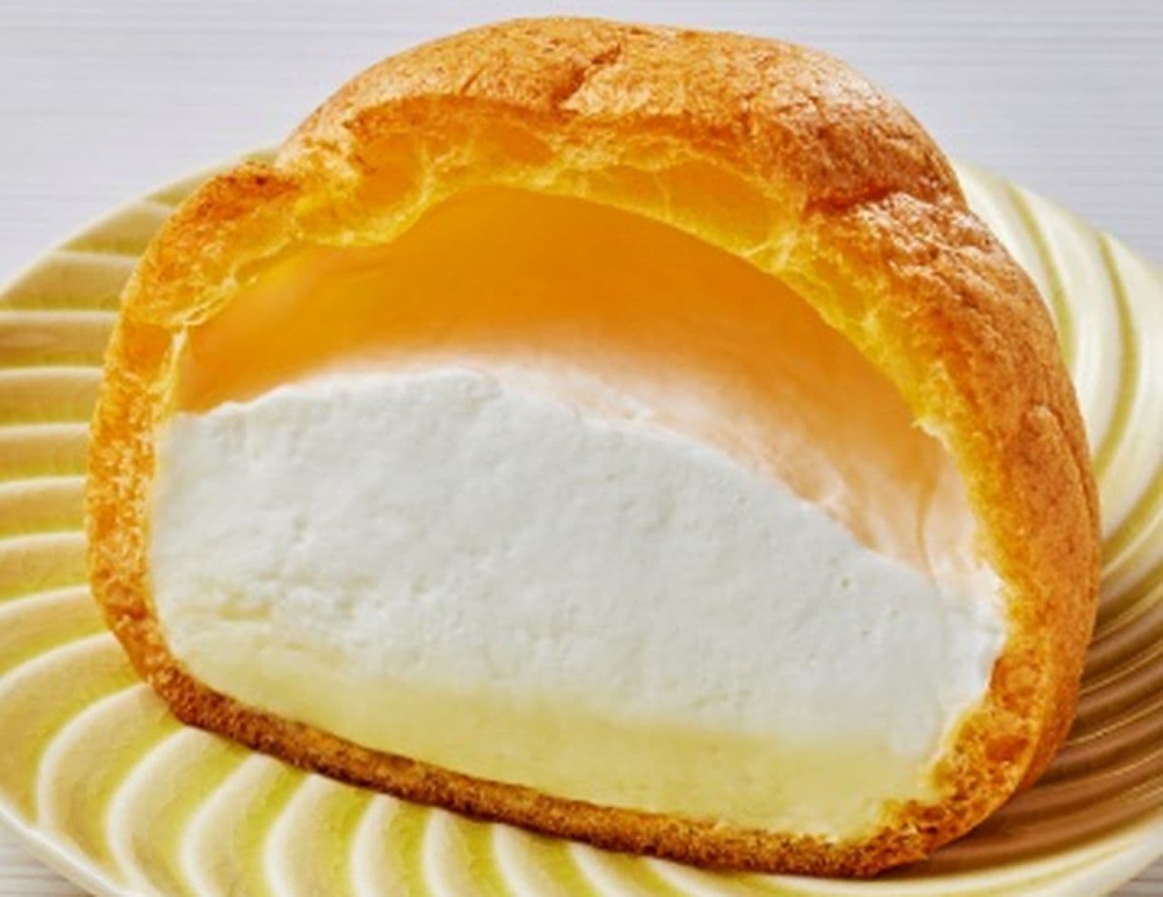 LAWSON to launch a total of three new products: cream puffs made with Niigata pears and soufflé bread made with rice flour and milk.