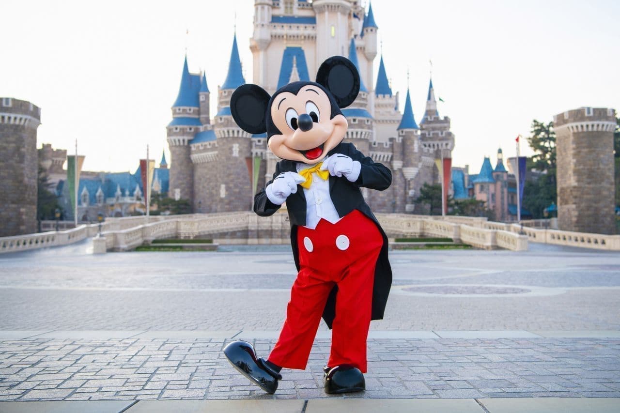 Tokyo Disneyland Tokyo DisneySea restaurants offer desserts decorated with Mickey Minnie design chocolates.