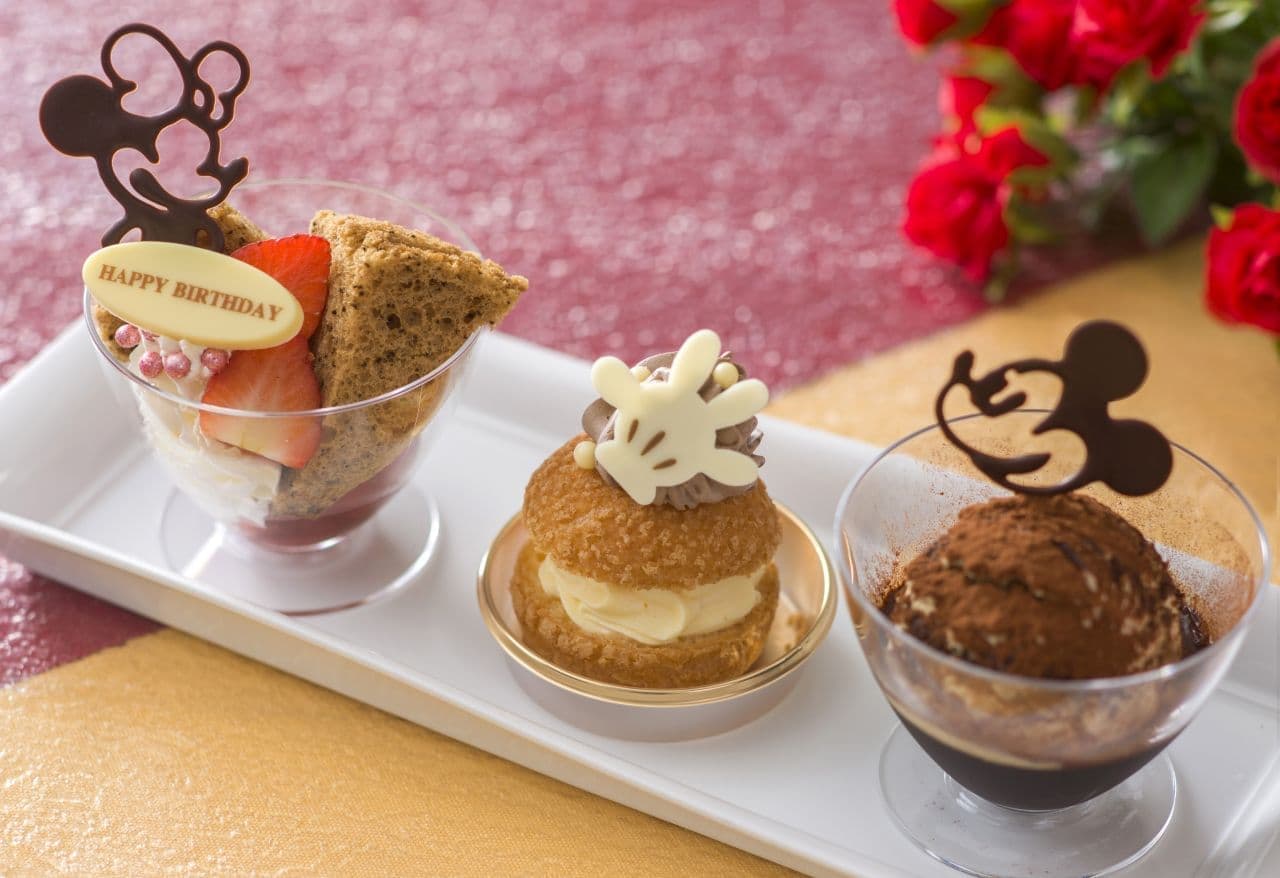 東京ディズニーランド 東京ディズニーシーのレストランで ミッキー ミニーデザインのチョコレートを飾ったデザートを提供
