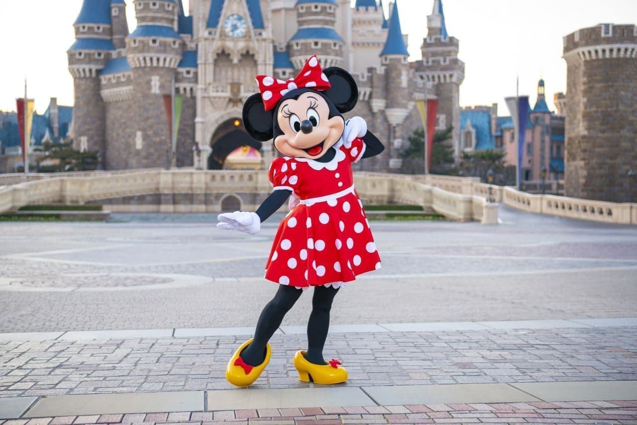 Tokyo Disneyland Tokyo DisneySea restaurants offer desserts decorated with Mickey Minnie design chocolates.