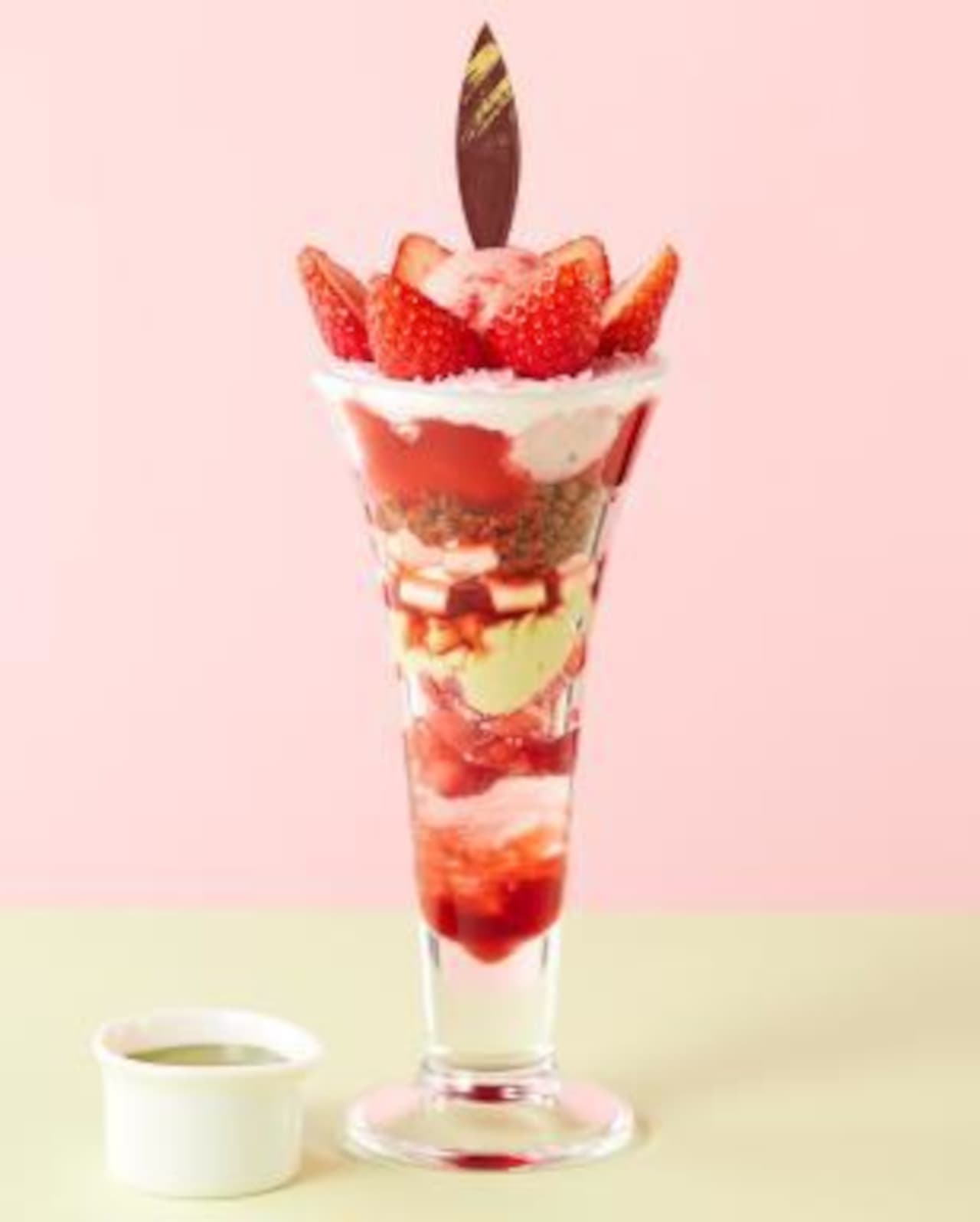 Cocos "Strawberry and Pistachio Blooming Parfait"